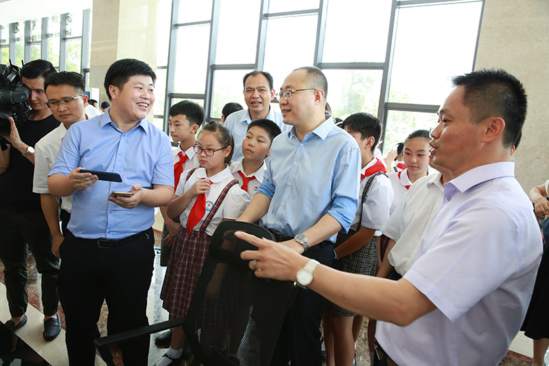 博科智能董事長馬輝向區(qū)領(lǐng)導(dǎo)及小學(xué)生代表介紹科技產(chǎn)品